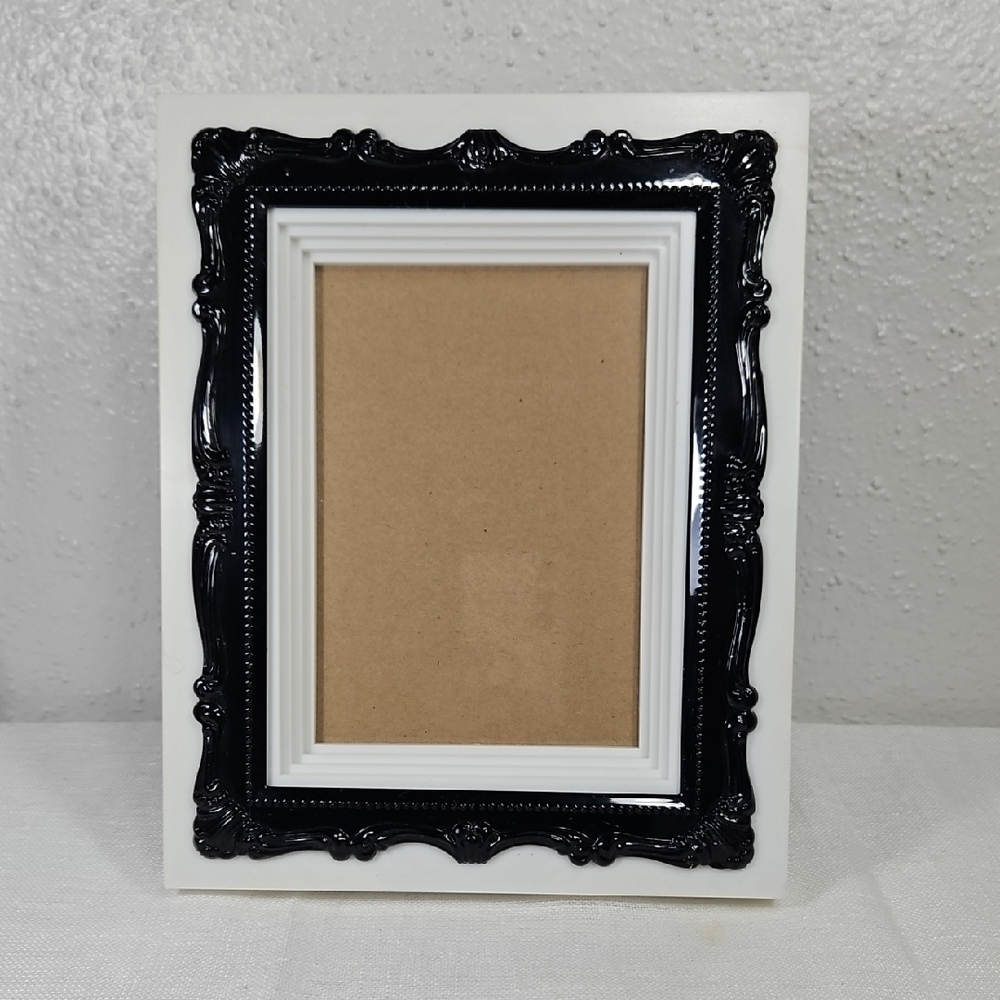 Elegant Black and White Plastic Picture Frame